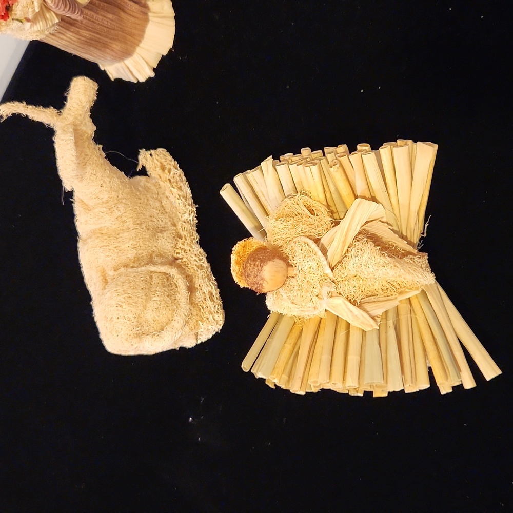 Colombian Nativity Set one of a kind made of corn hush and loofa. - Picture 5 of 7